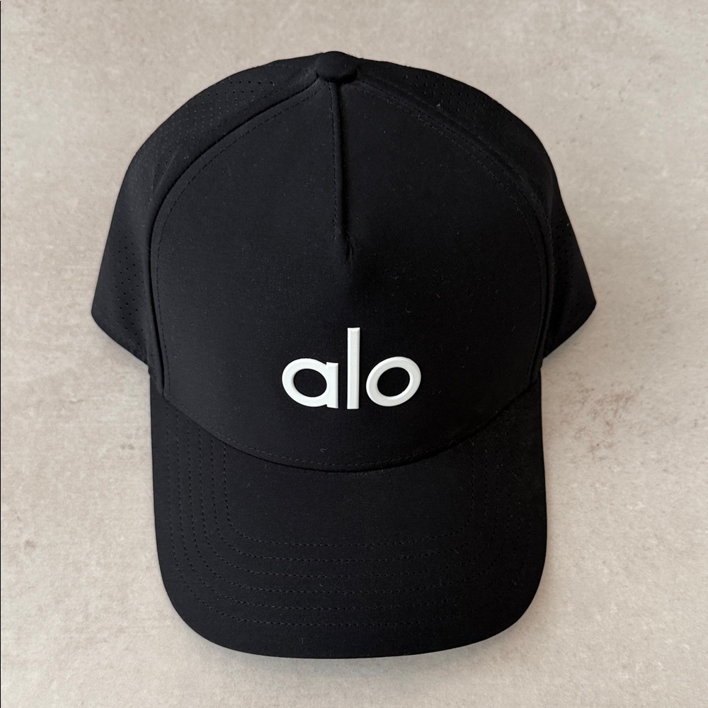 ALO Yoga performance district trucker hat